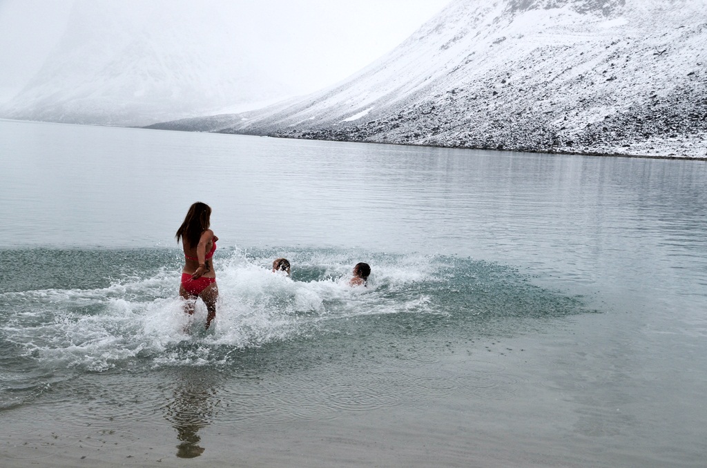 svalbard cruise tours - polar plunge into the Arctic waters Magdalenefjorden 
