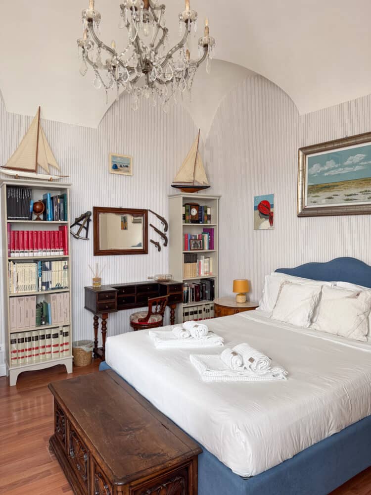 Deluxe double room with sea view at Casa d'Artista in Alassio, Italy.