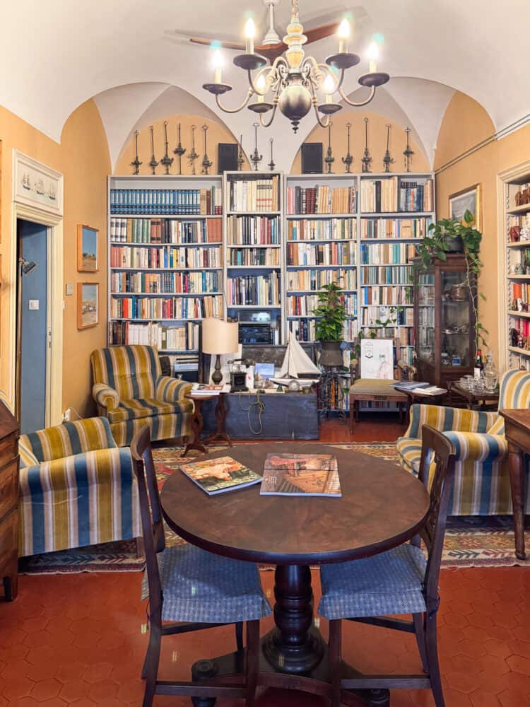 Shared living room at Casa d'Artista in Alassio, Italy.