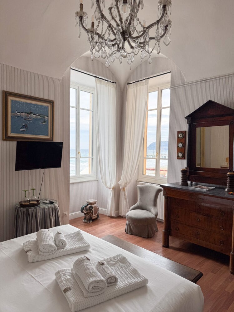 Deluxe double room with sea view at Casa d'Artista in Alassio, Italy.