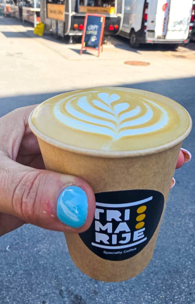 flat white Tri Marije