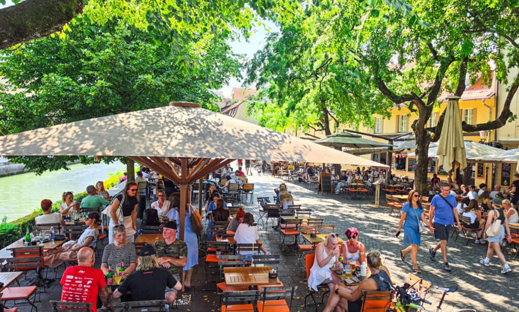 restaurants al fesco lining Ljubljana river