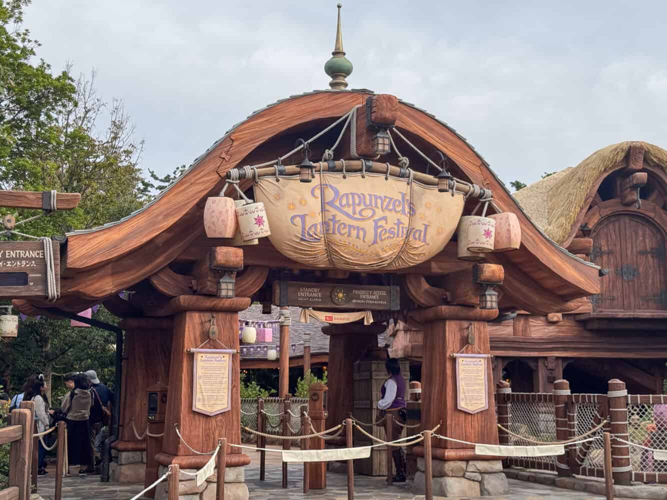 Entrance to Rapunzel ride at Tokyo DisneySea including the Priority Access Lane. 