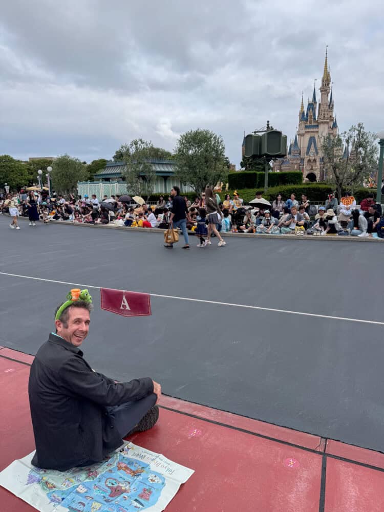 Simon in his Tokyo Disney Premier Access spot for a Tokyo Disneyland parade. 